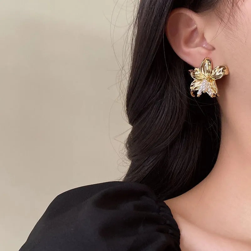 Gold H1795 colour flower-shaped pearl drop earrings for women, metal construction.