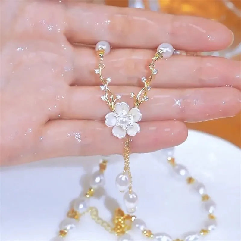 Alloy necklace with pearl flower pendant and rose decorative elements in Q9 colour