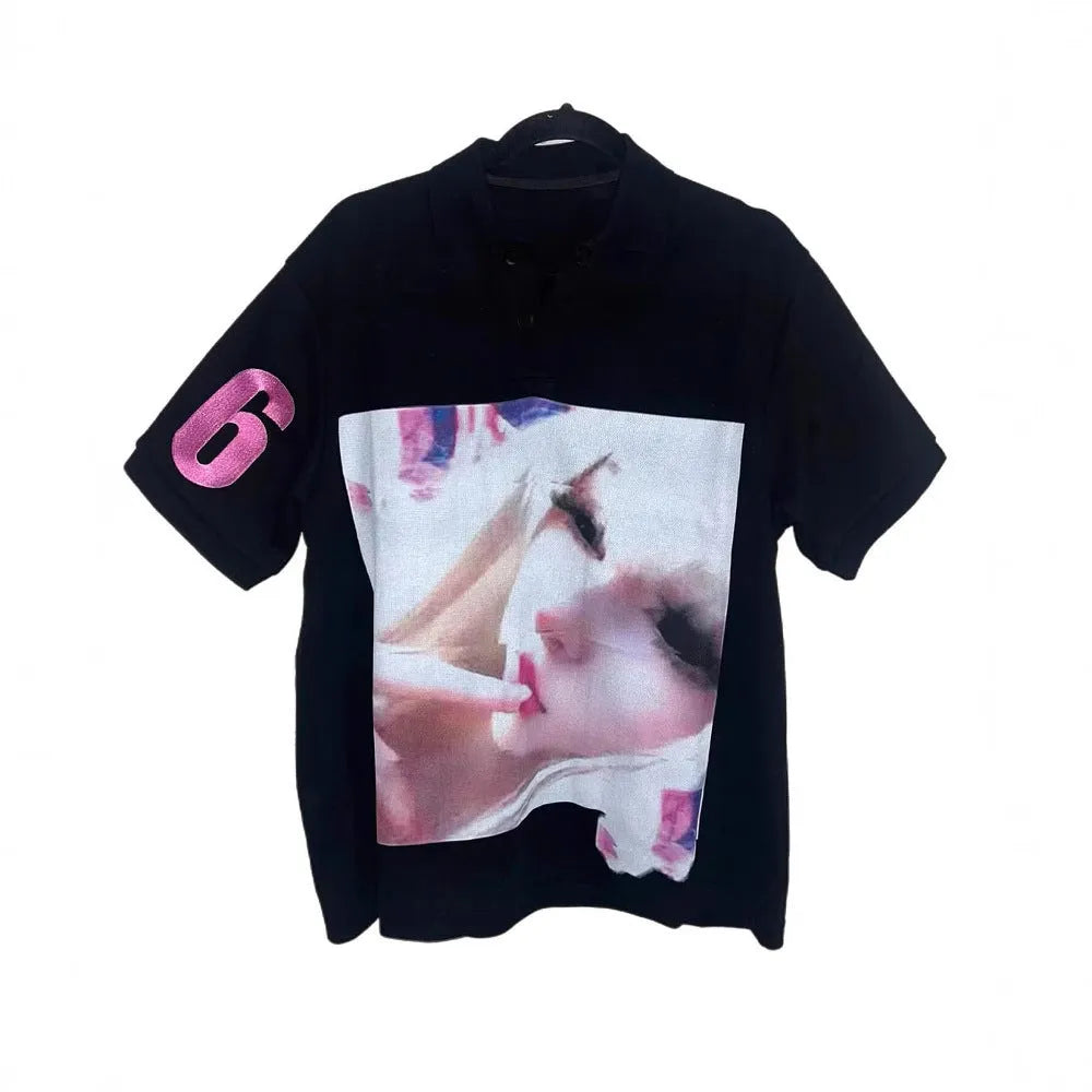 Short-sleeved polyester polo shirt with a printed pattern in a straight cut.