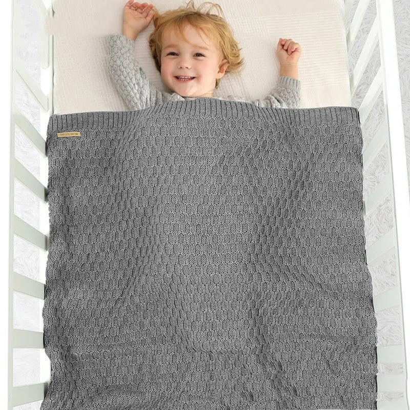 Solid colour infant hug blanket with textured lines, measuring 70 by 90 cm.